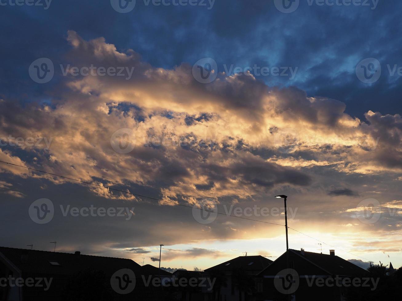 dramatischer blauer Himmel mit Wolkenhintergrund foto