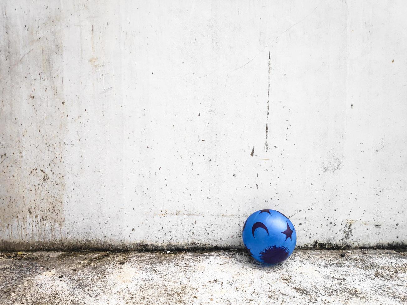 ein blauer Ball auf weißem Wandhintergrund foto
