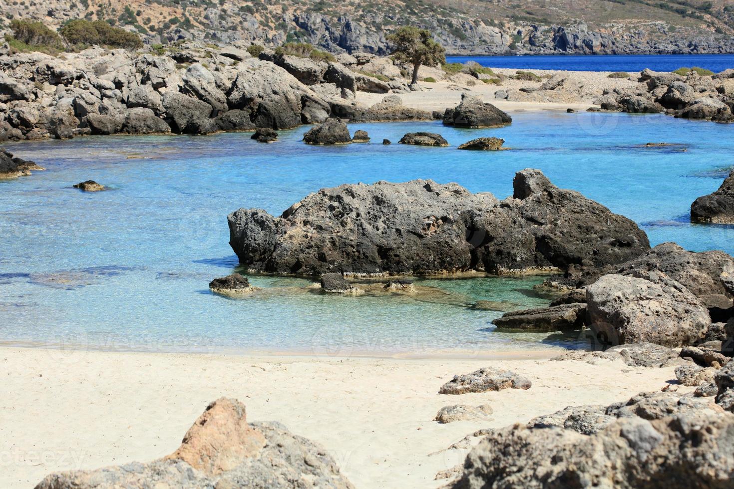 blaue lagune kedrodasos strand kreta insel roter sand wasser hintergrund foto