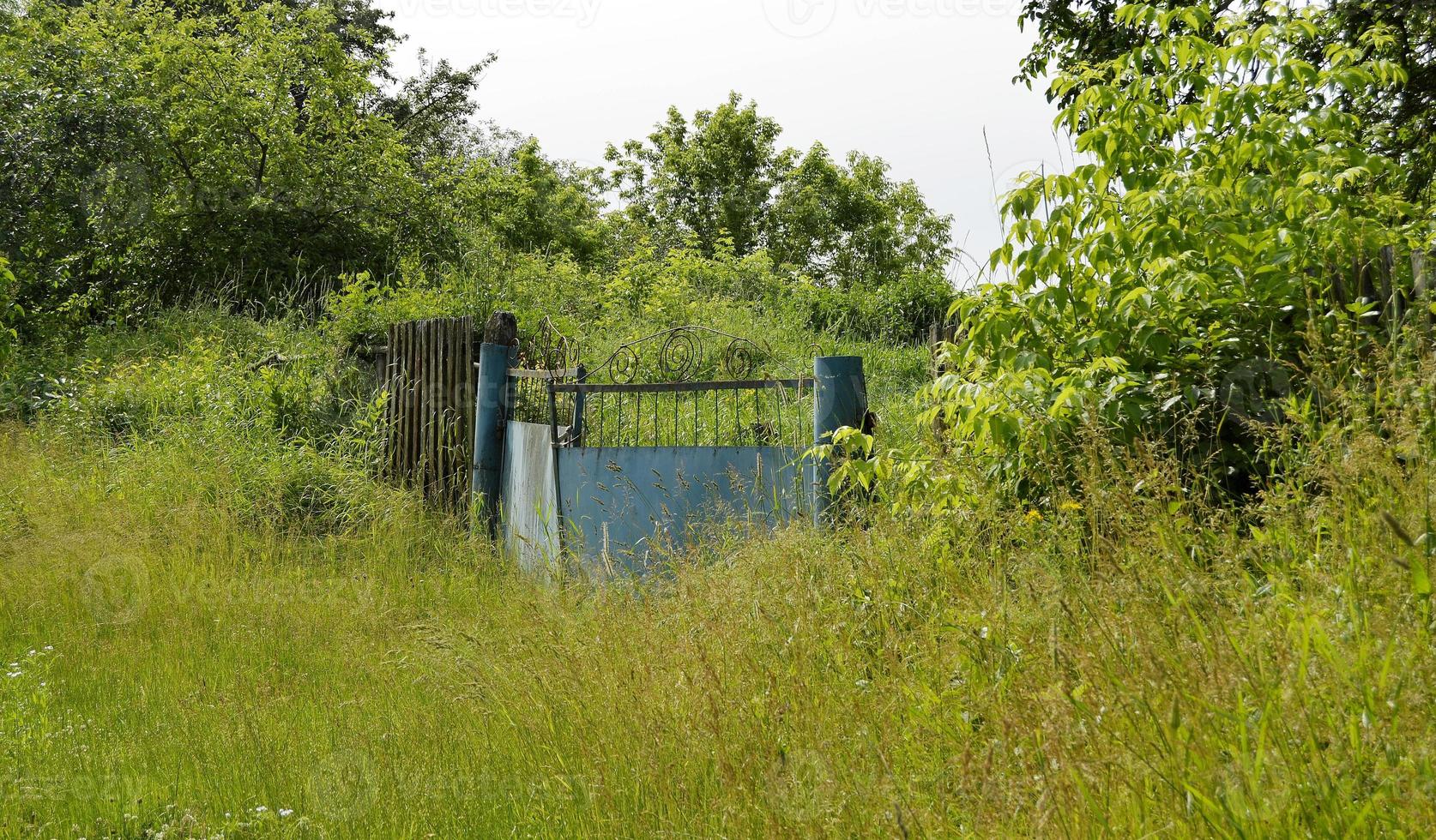 schönes altes Tor aus verlassenem Haus im Dorf foto