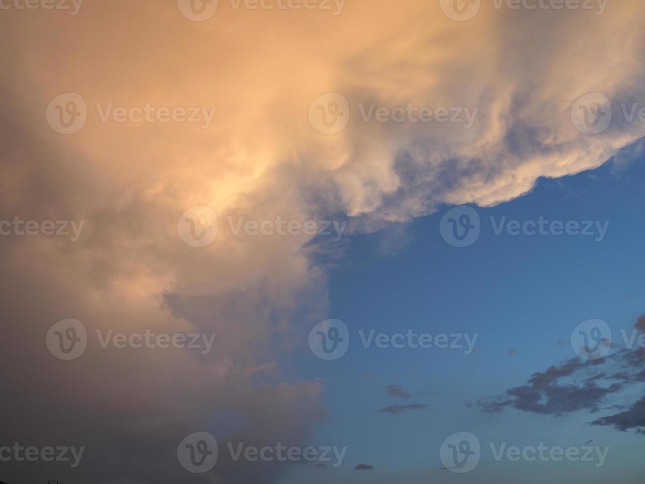 blauer Himmel mit rotem Wolkenhintergrund foto