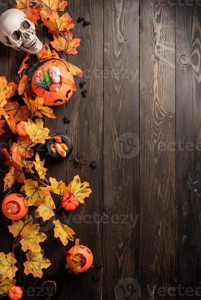 Halloween-Feiertagsdekorationen mit Kürbissen und Bonbons Draufsicht foto