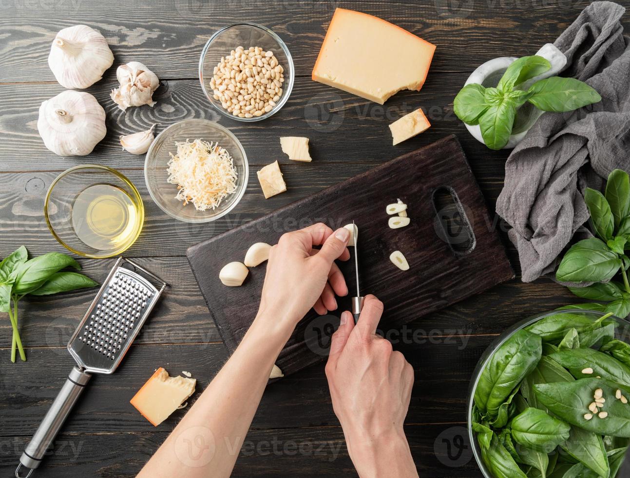 Schritt für Schritt italienische Pesto-Sauce zubereiten. Schritt 4 - Knoblauch schneiden foto