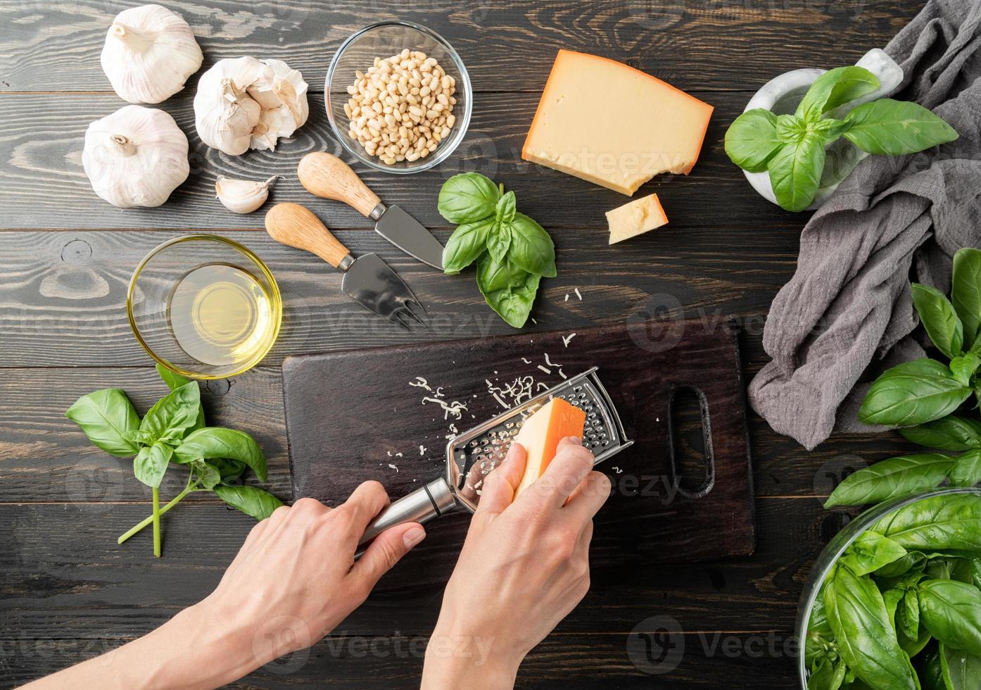 Schritt für Schritt italienische Pesto-Sauce zubereiten. Schritt 3 - Käse reiben foto