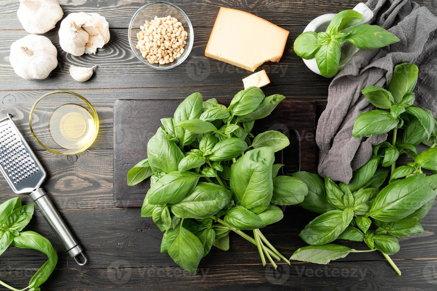 Schritt für Schritt italienische Pesto-Sauce zubereiten. foto