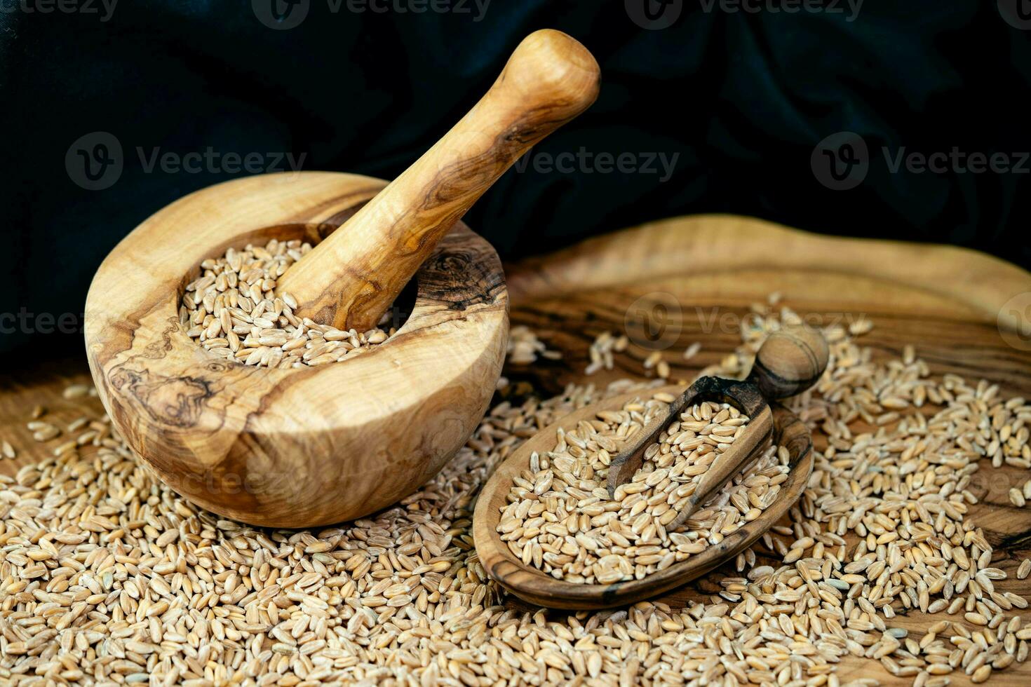 ein Stapel von Dinkel Triticum aestivum spelta auf Olive Holz foto