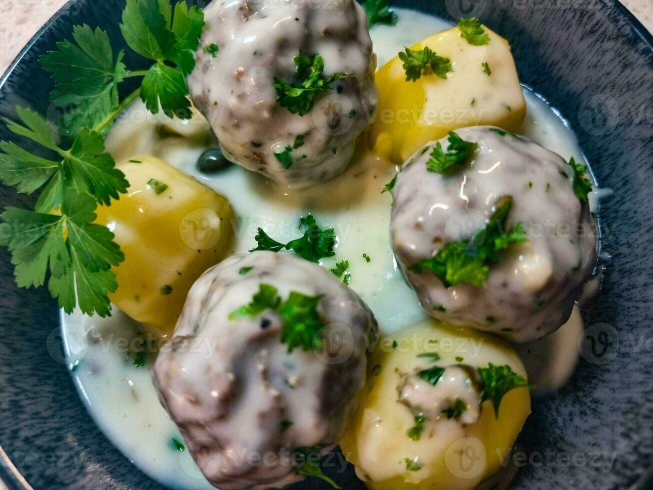 Königsberger klopse Fleischklößchen und Kartoffeln mit Kapernbeeren Soße traditionell Deutsche Küche foto