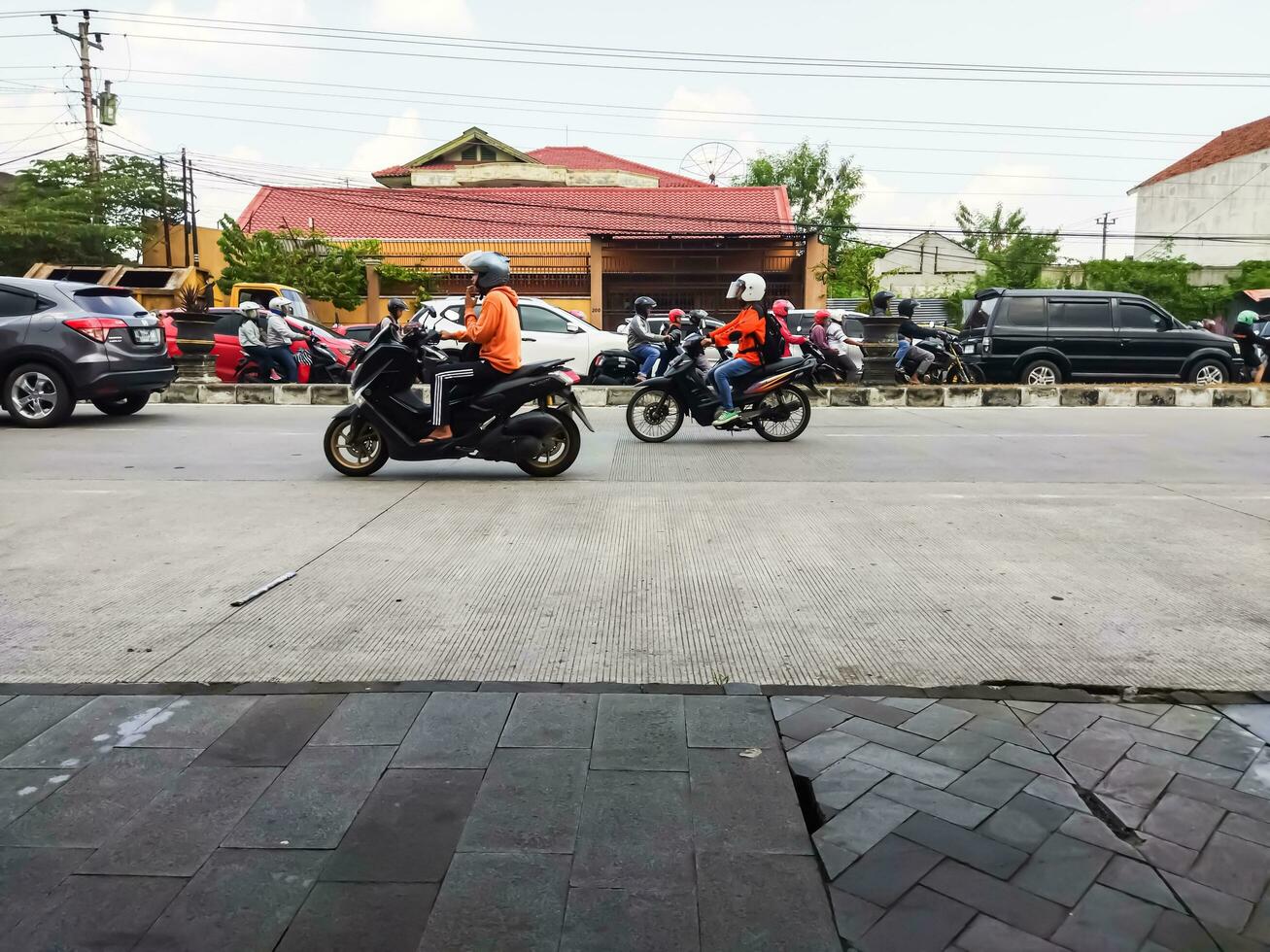 karanganyar, Indonesien - - April 24, 2023. Mudik oder Pulang Kampung der Verkehr Überlastung das Traditionen von indonesisch Muslime Kommen Sie zu ihr Heimatstadt von groß Städte zu feiern eid oder Lebaran foto