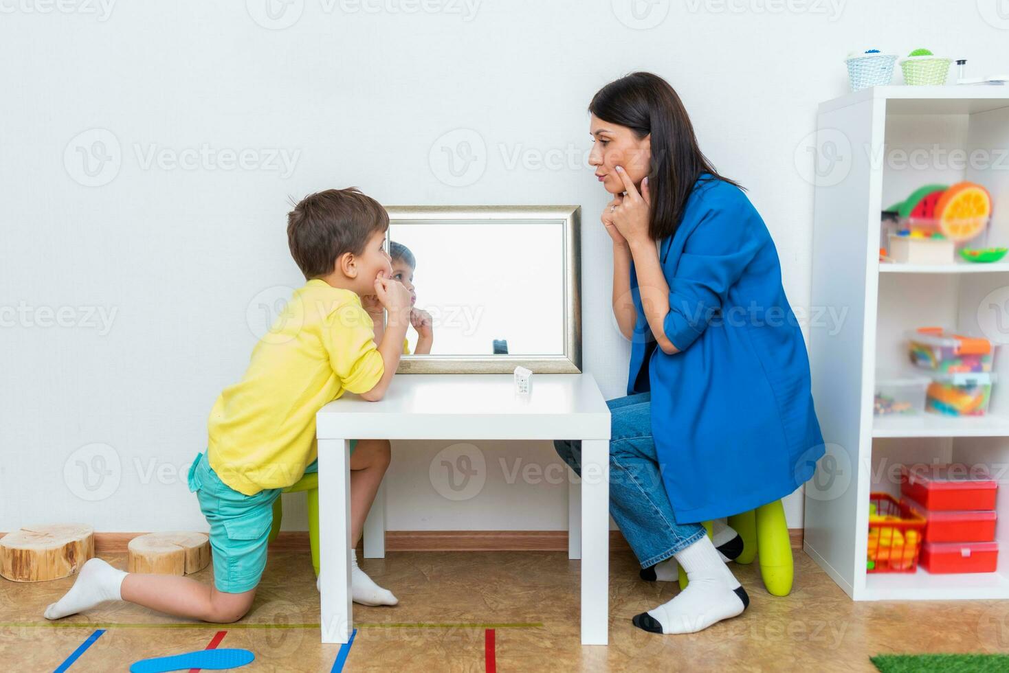 Frau Rede Therapeut hilft ein Kind richtig das Verletzung von seine Rede im ihr Büro foto