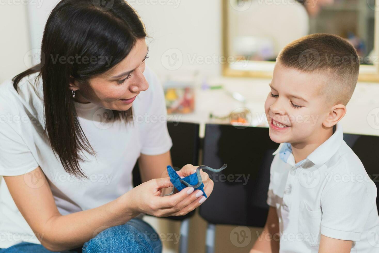 Frau Rede Therapeut hilft ein Kind richtig das Verletzung von seine Rede im ihr Büro foto