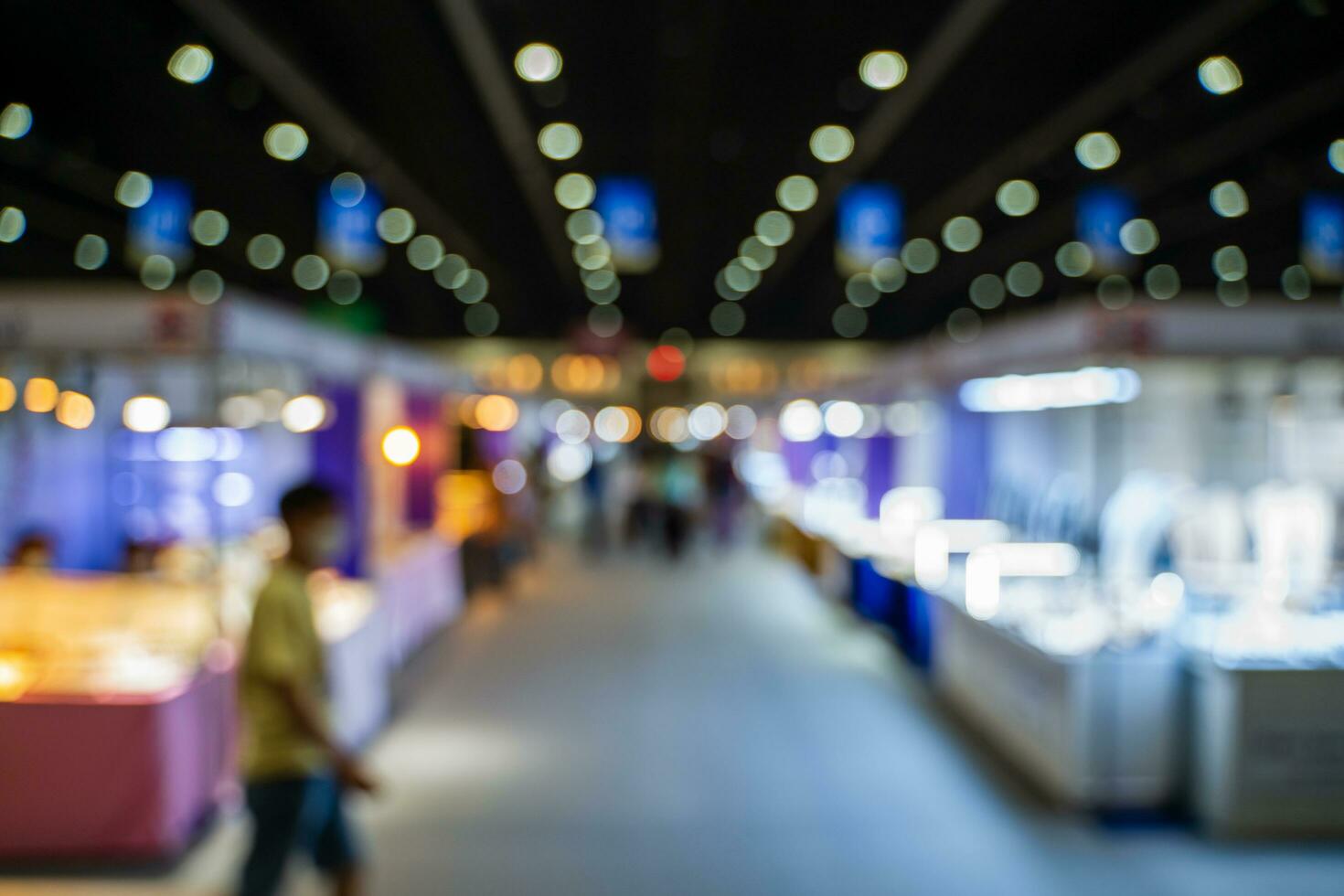 verschwommen Bilder von Handel Messen im das groß Halle. Bild von Menschen Gehen auf ein Handel Messe Ausstellung oder Messe wo Geschäft Menschen Show Innovation Aktivität und Geschenk Produkte im ein groß Halle. foto