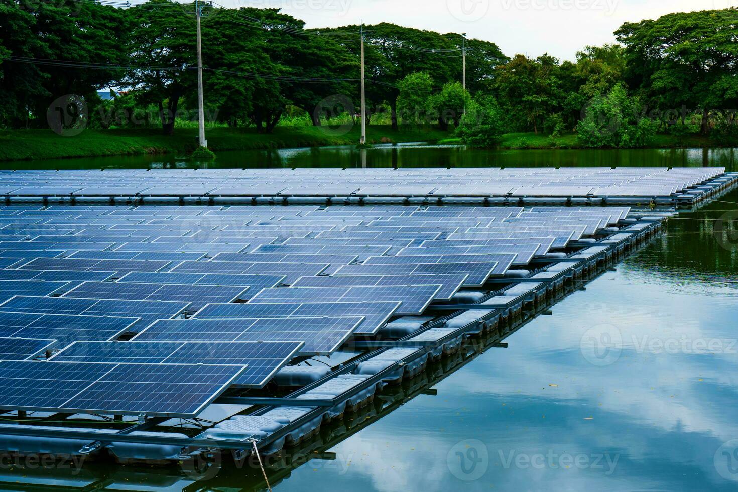 Seite Aussicht von Solar- Paneele schwebend auf Wasser im ein See, zum Erstellen Elektrizität von Sonnenlicht, selektiv Fokus, Sanft Fokus. foto