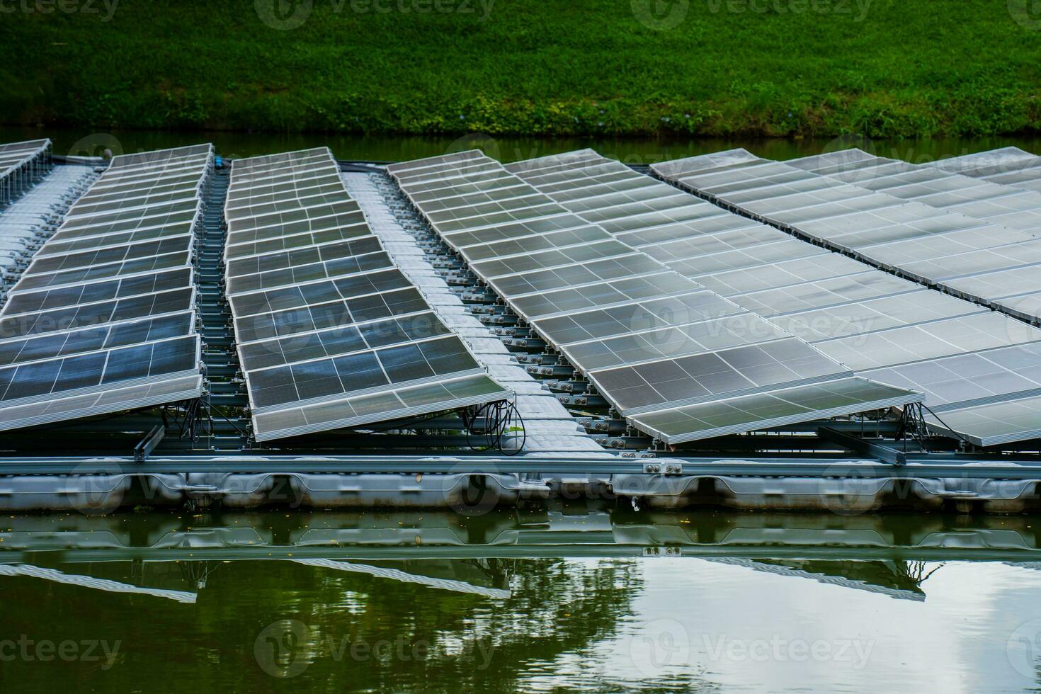 Seite Aussicht von Solar- Paneele schwebend auf Wasser im ein See, zum Erstellen Elektrizität von Sonnenlicht, selektiv Fokus, Sanft Fokus. foto