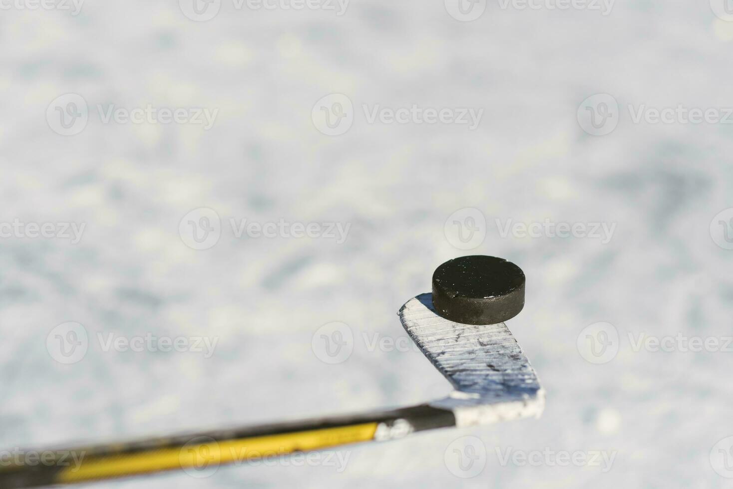 Nahansicht von Stöcke und Pucks im das Stadion foto