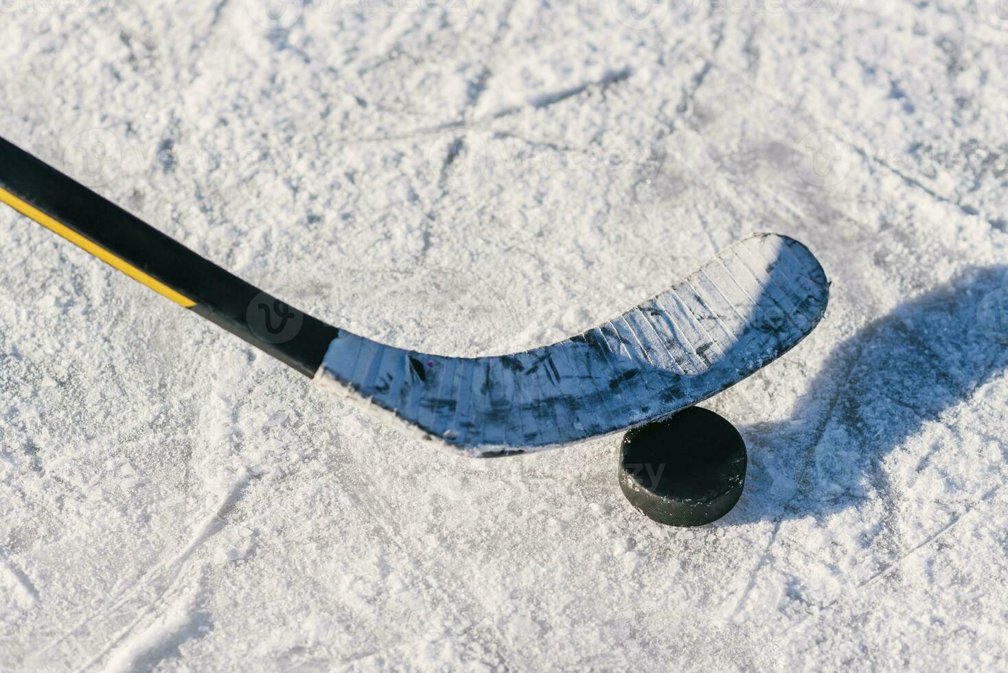 Nahansicht von Stöcke und Pucks im das Stadion foto