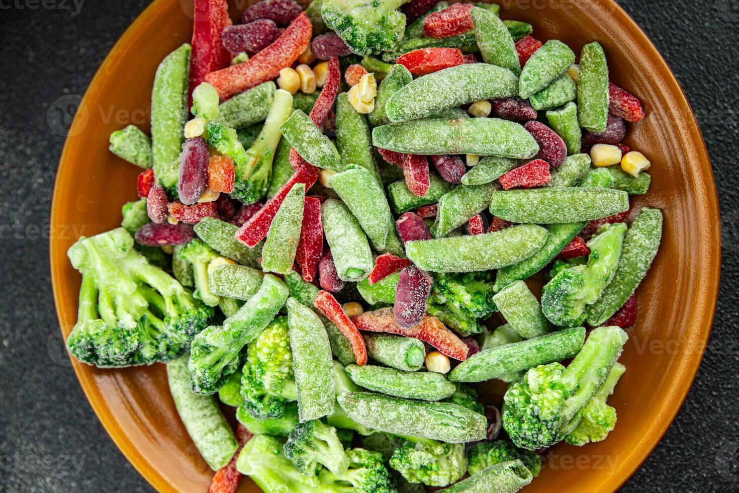 gefroren Gemüse mischen Brokkoli, Mais, Möhren, Grün Erbsen, Grün Bohnen, Glocke Pfeffer, Bohnen frisch köstlich gesund Essen Kochen Vorspeise Mahlzeit Essen Snack auf das Tabelle foto