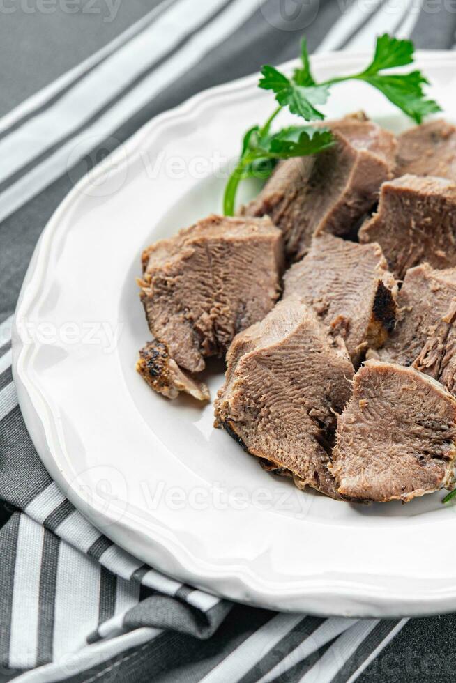 Zunge Schweinefleisch Fleisch gekocht frisch Mahlzeit Essen Kochen Vorspeise Essen Snack auf das Tabelle Kopieren Raum Essen Hintergrund foto