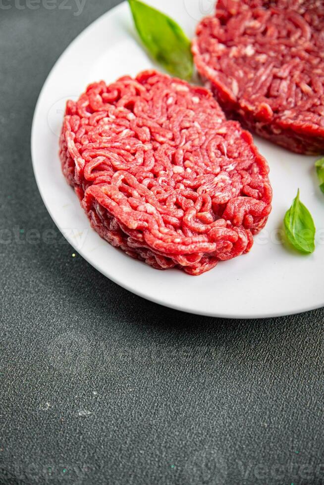 roh Schnitzel frisch Rindfleisch Fleisch Hamburger köstlich gesund Essen Kochen Vorspeise Mahlzeit Essen Snack auf das Tabelle Kopieren Raum foto