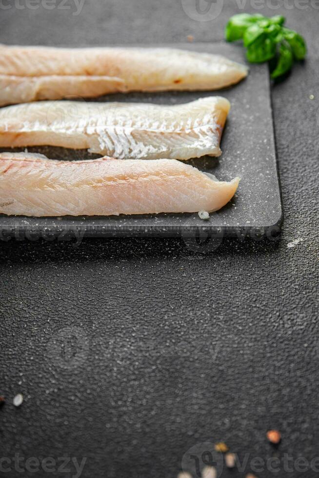 Fisch Fisch Filet Blau Merlan frisch Meeresfrüchte Essen Kochen Vorspeise Mahlzeit Essen Snack auf das Tabelle Kopieren Raum Essen Hintergrund rustikal oben Aussicht foto