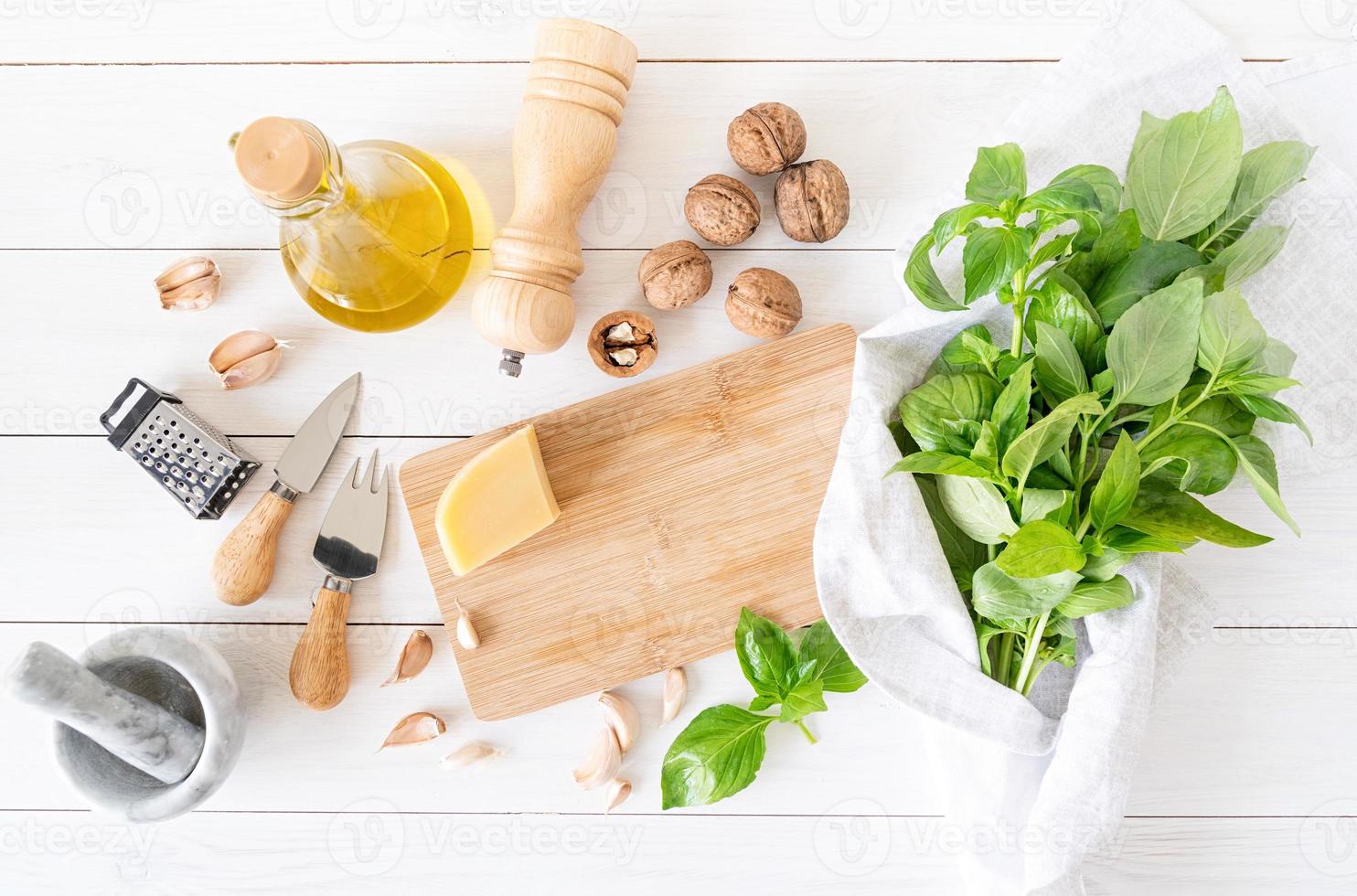 Zubereitung italienischer Pestosauce foto