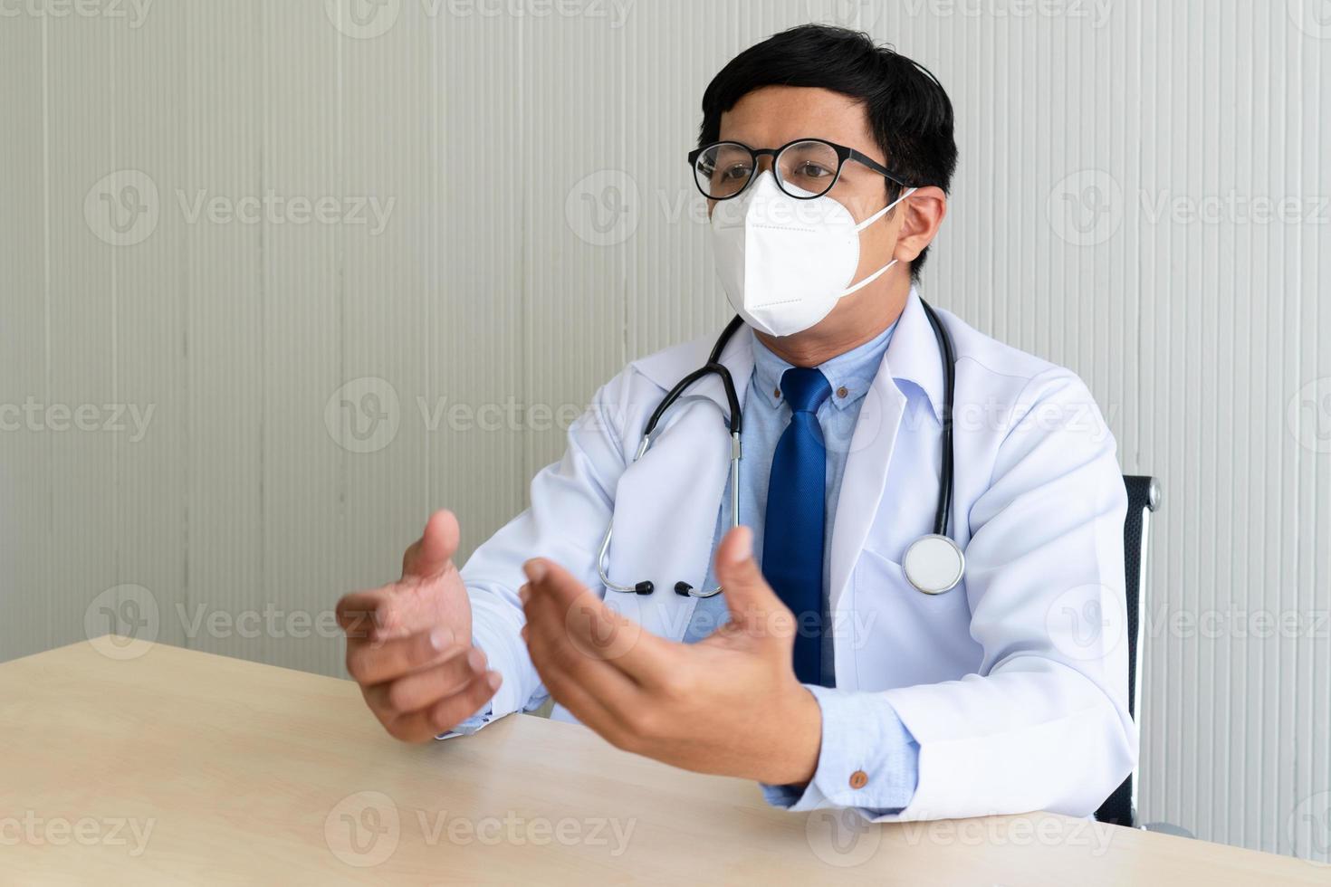 Arzt spricht mit Maske foto