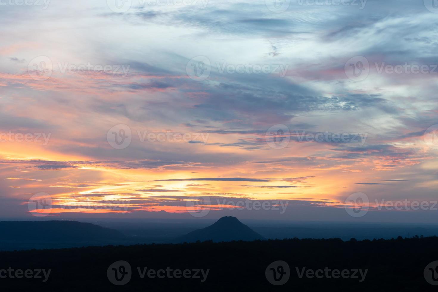 dramatischer Himmel und Bergblick bei Sonnenaufgang foto