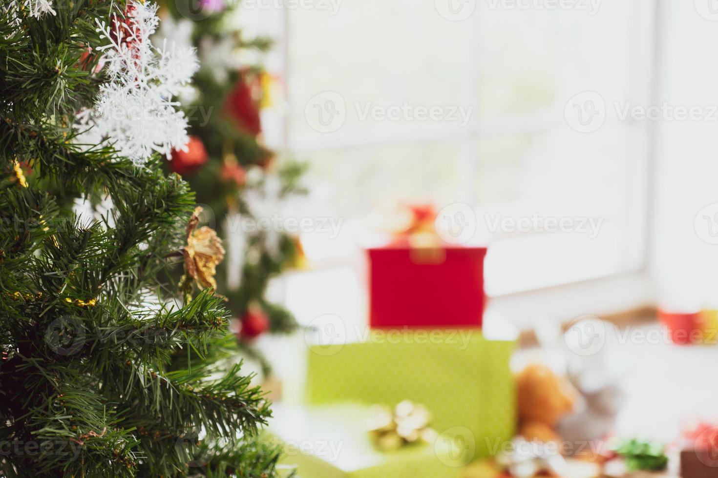 Weihnachtsbaum im Wohnzimmer geschmückt foto