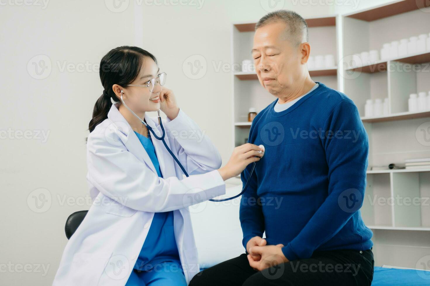 Arzt diskutieren Behandlung mit Senior männlich geduldig reden und Lachen Sitzung auf Untersuchung Bett im Klinik oder Krankenhaus foto