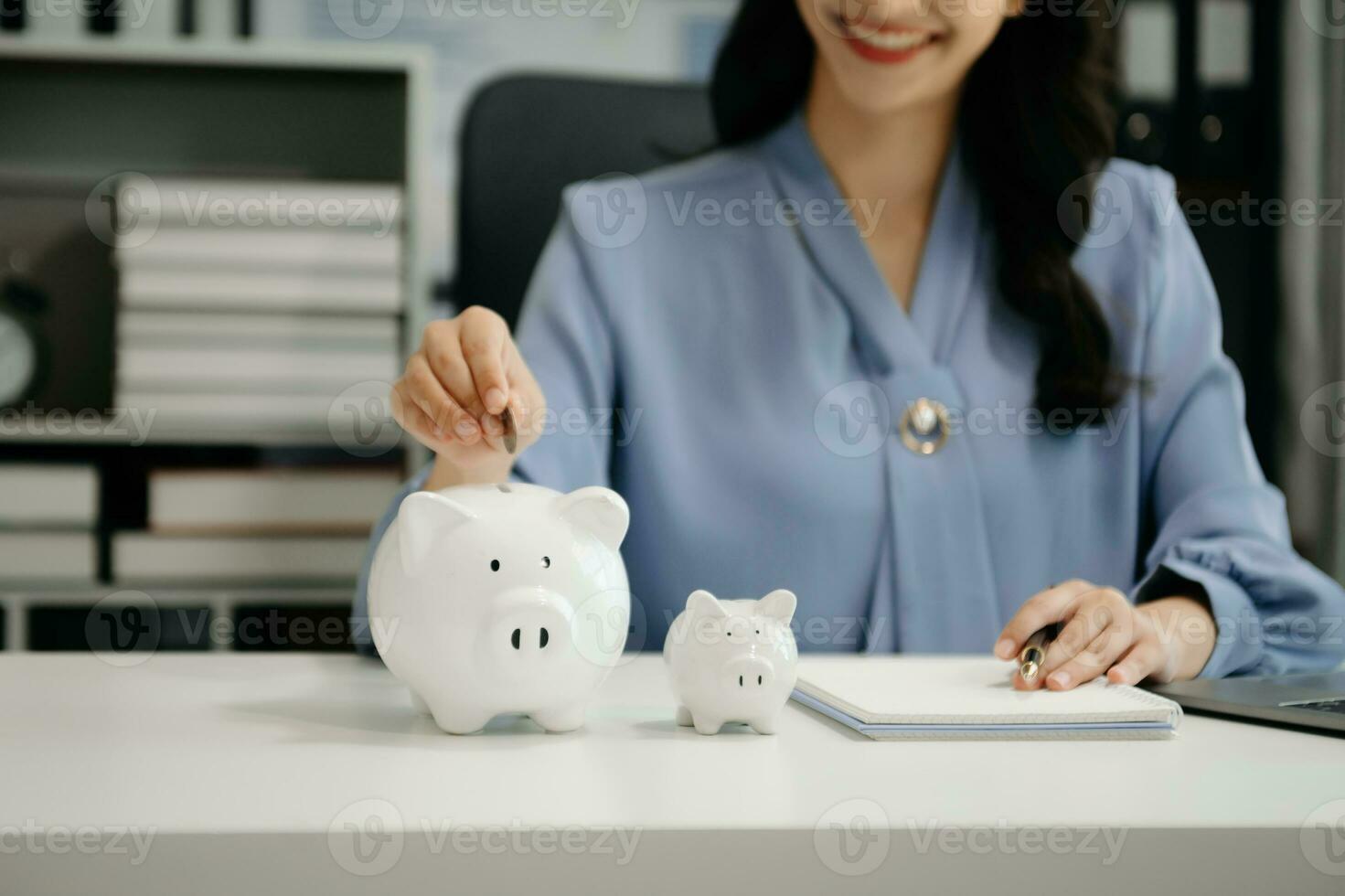 Frauen legen Münzen in ein Sparschwein für ein Unternehmen, das gewinnorientiert wächst und Geld für die Zukunft spart. Planung für Ruhestandskonzept foto