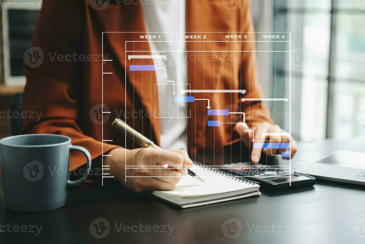 Projektmanager arbeitet und aktualisiert Aufgaben mit Meilensteinen, Fortschrittsplanung und Gantt-Diagramm-Planungsdiagramm. Business-Straßenbahn arbeitet foto