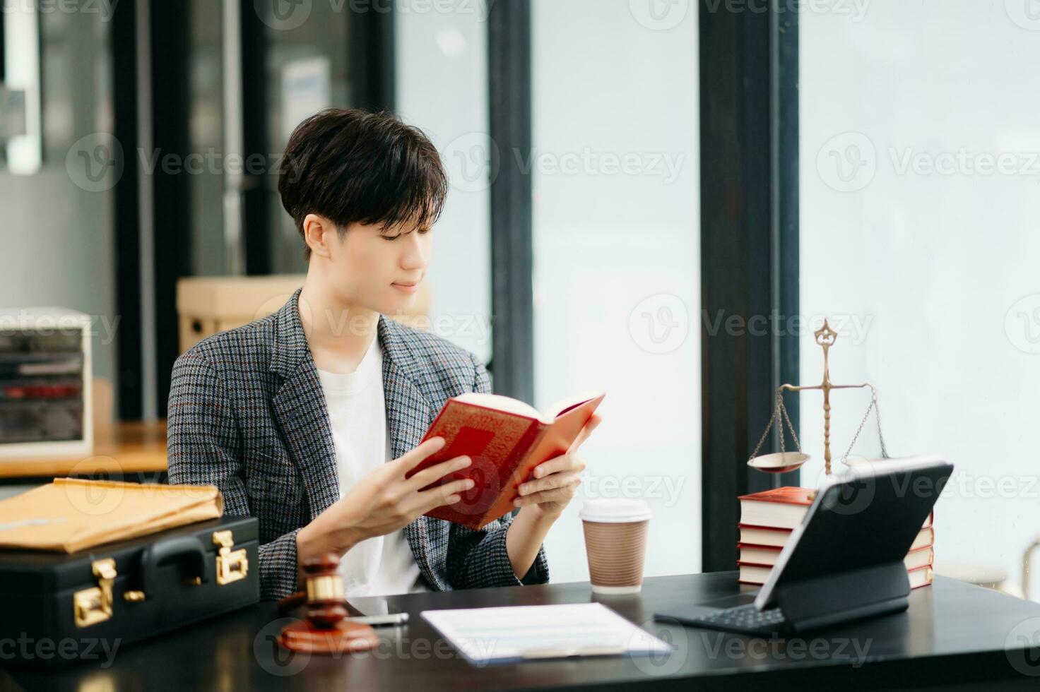 Mann Anwalt lesen legal Buch mit Hammer auf Tabelle im Büro. Gerechtigkeit und Gesetz ,Rechtsanwalt Konzept. foto