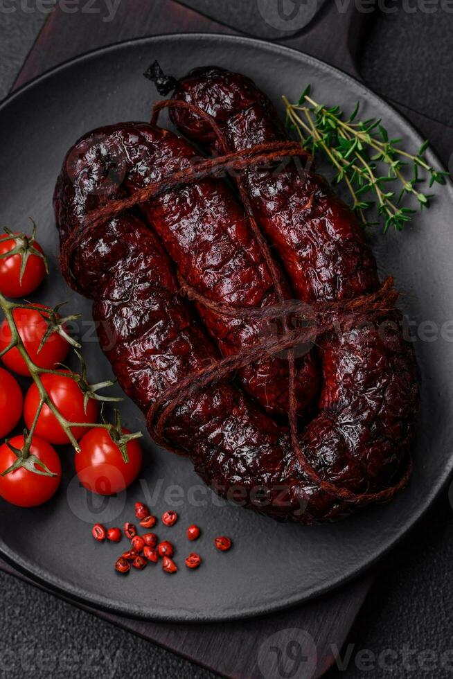 köstlich schwarz Blut Würstchen oder schwarz Pudding mit Gewürze und Kräuter foto
