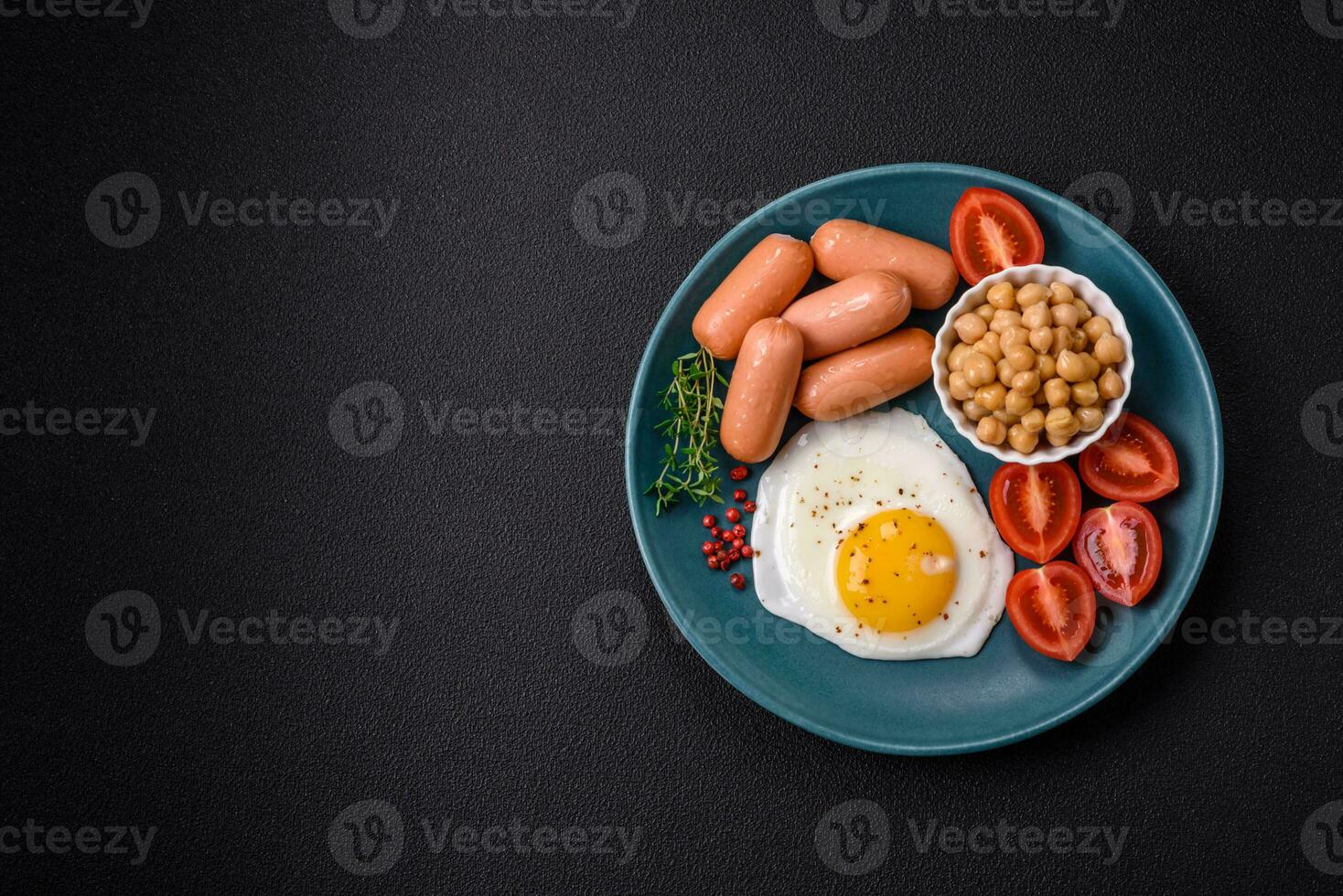 gebraten Hähnchen Eier, Würste, Kirsche Tomaten, Kichererbsen, Gewürze, Salz- und Kräuter foto