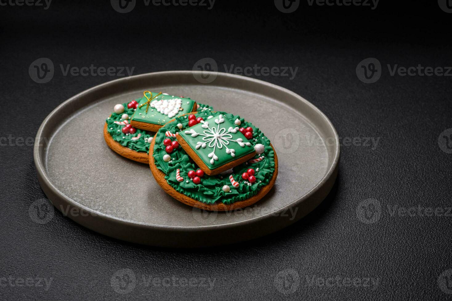 schön festlich Weihnachten Lebkuchen gemacht durch Hand mit Dekoration Elemente foto