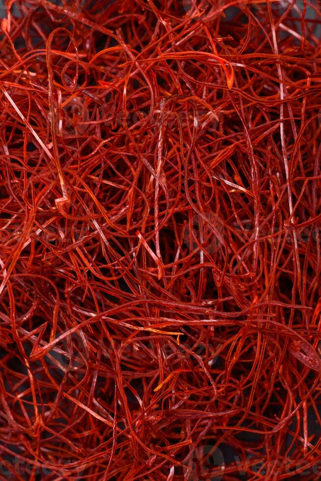 rot dünn heiß Chili Fäden auf ein dunkel Hintergrund foto