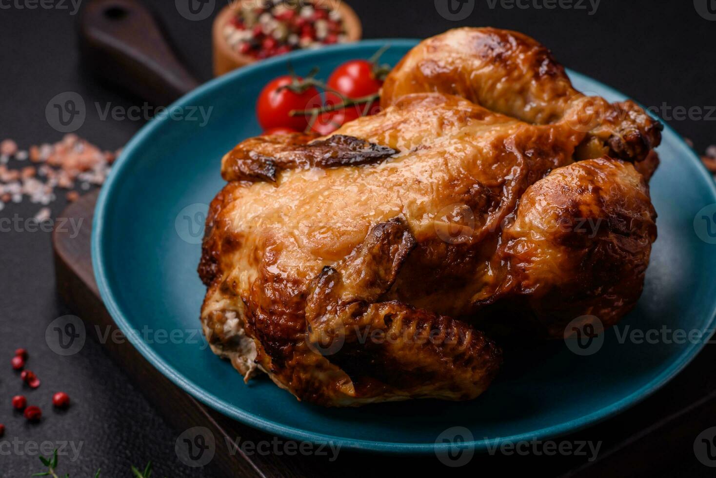 knusprig köstlich ganze gebacken Hähnchen mit Gemüse, Salz- und Gewürze foto