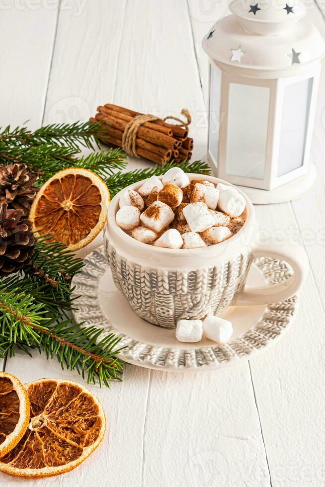 schön gestrickt Muster Tasse mit traditionell Weihnachten Kakao trinken oder heiß Schokolade mit Marshmallows auf Weiß hölzern Tisch. Vertikale Sicht. foto