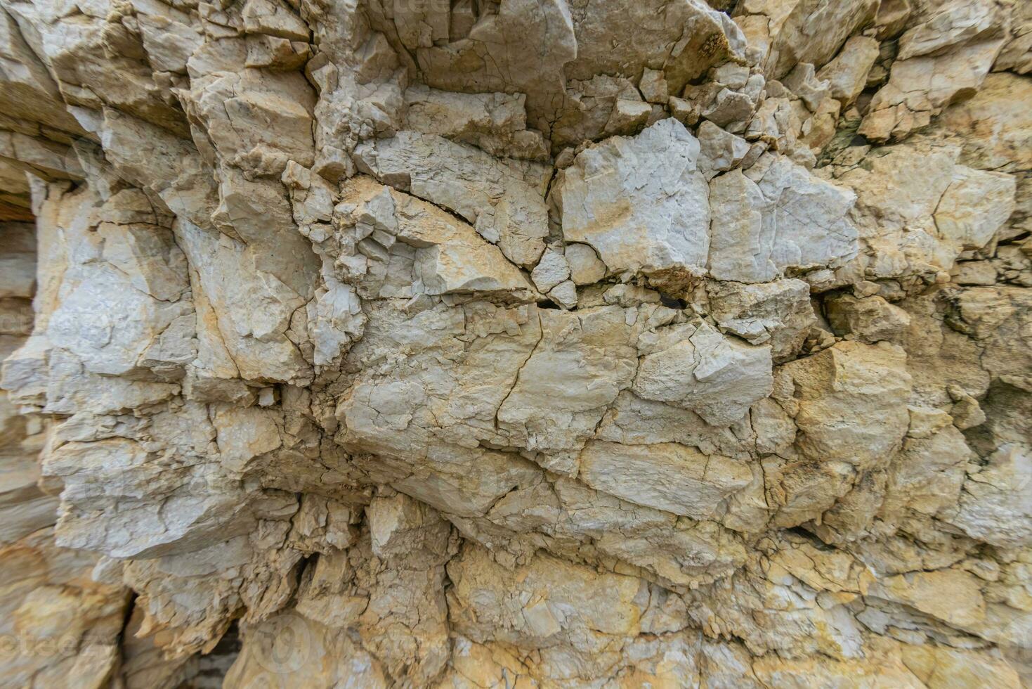 schließen oben von ein bröckelt und instabil Cliff foto