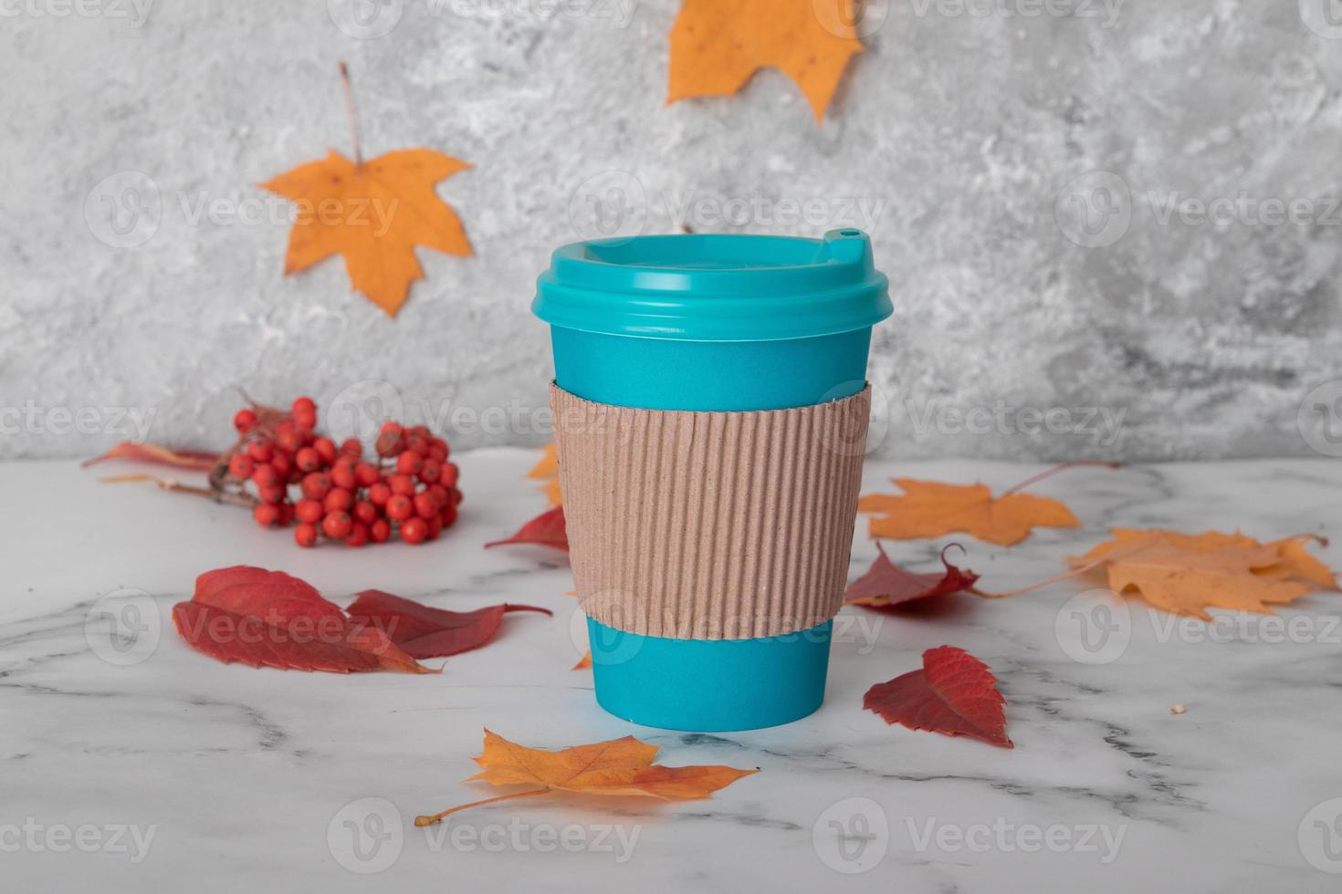 Herbststillleben mit einer Tasse Kaffee oder Tee zum Mitnehmen foto