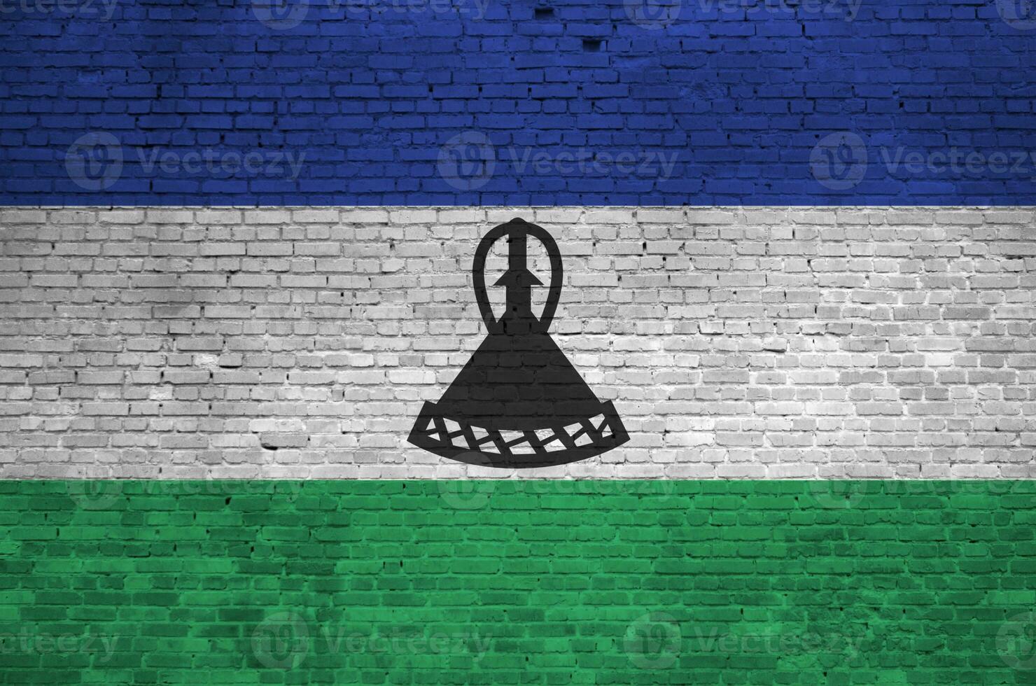 Lesotho Flagge abgebildet im Farbe Farben auf alt Backstein Mauer. texturiert Banner auf groß Backstein Mauer Mauerwerk Hintergrund foto