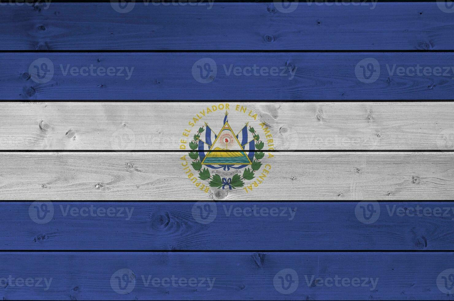 el Salvador Flagge abgebildet im hell Farbe Farben auf alt hölzern Mauer. texturiert Banner auf Rau Hintergrund foto