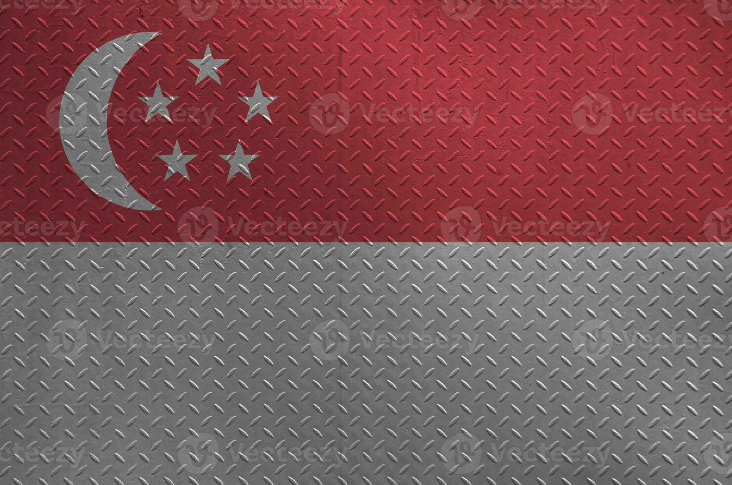 Singapur Flagge abgebildet im Farbe Farben auf alt gebürstet Metall Teller oder Mauer Nahaufnahme. texturiert Banner auf Rau Hintergrund foto