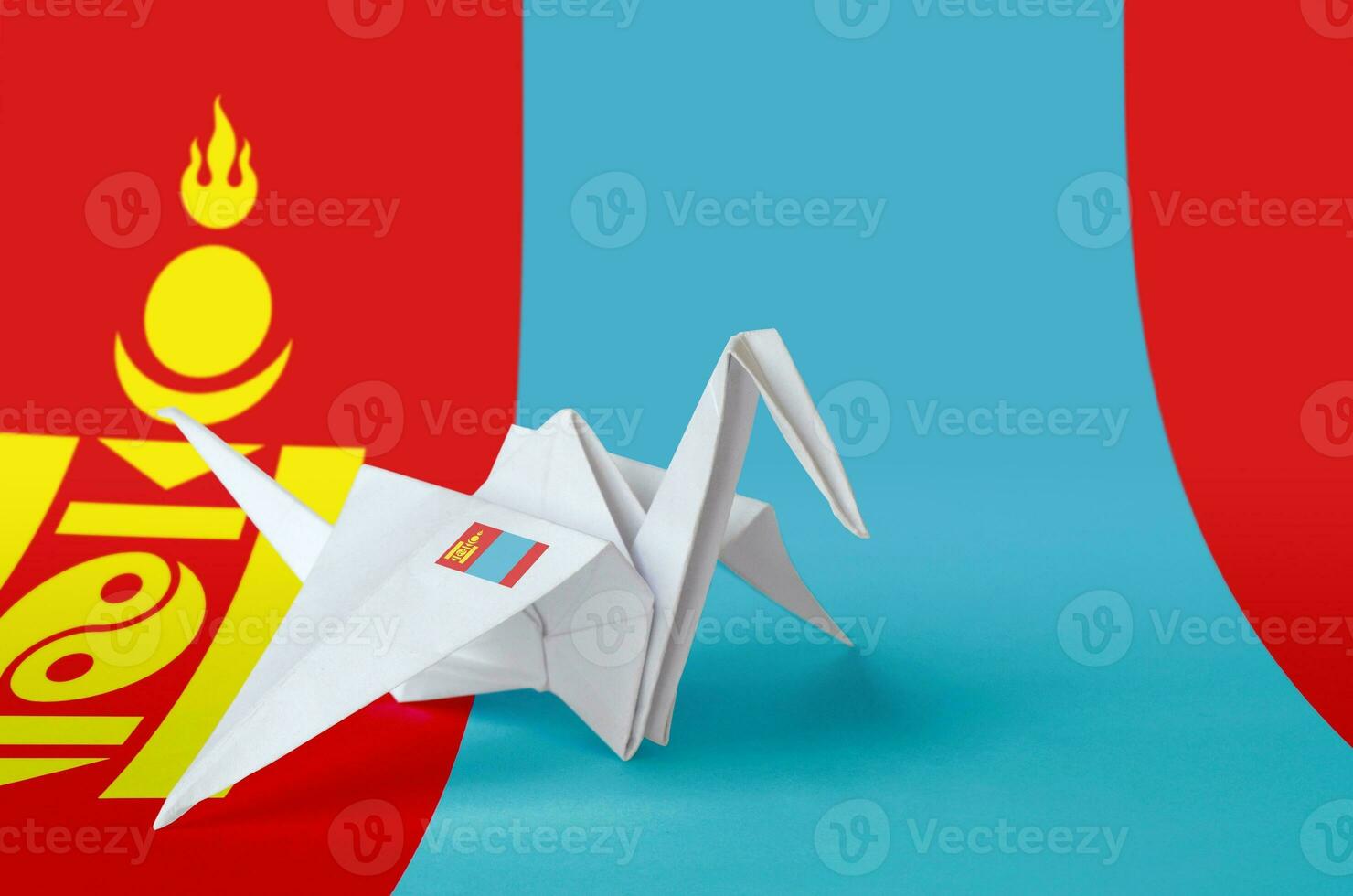 Mongolei Flagge abgebildet auf Papier Origami Kran Flügel. handgemacht Kunst Konzept foto