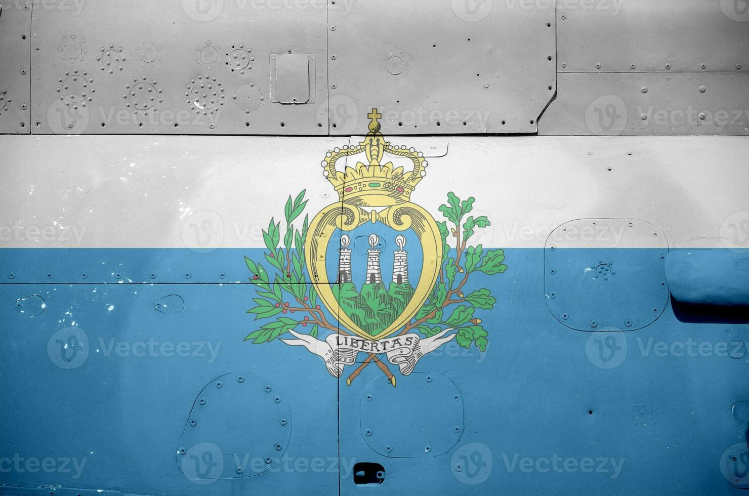san Marino Flagge abgebildet auf Seite Teil von Militär- gepanzert Hubschrauber Nahaufnahme. Heer Kräfte Flugzeug konzeptionelle Hintergrund foto