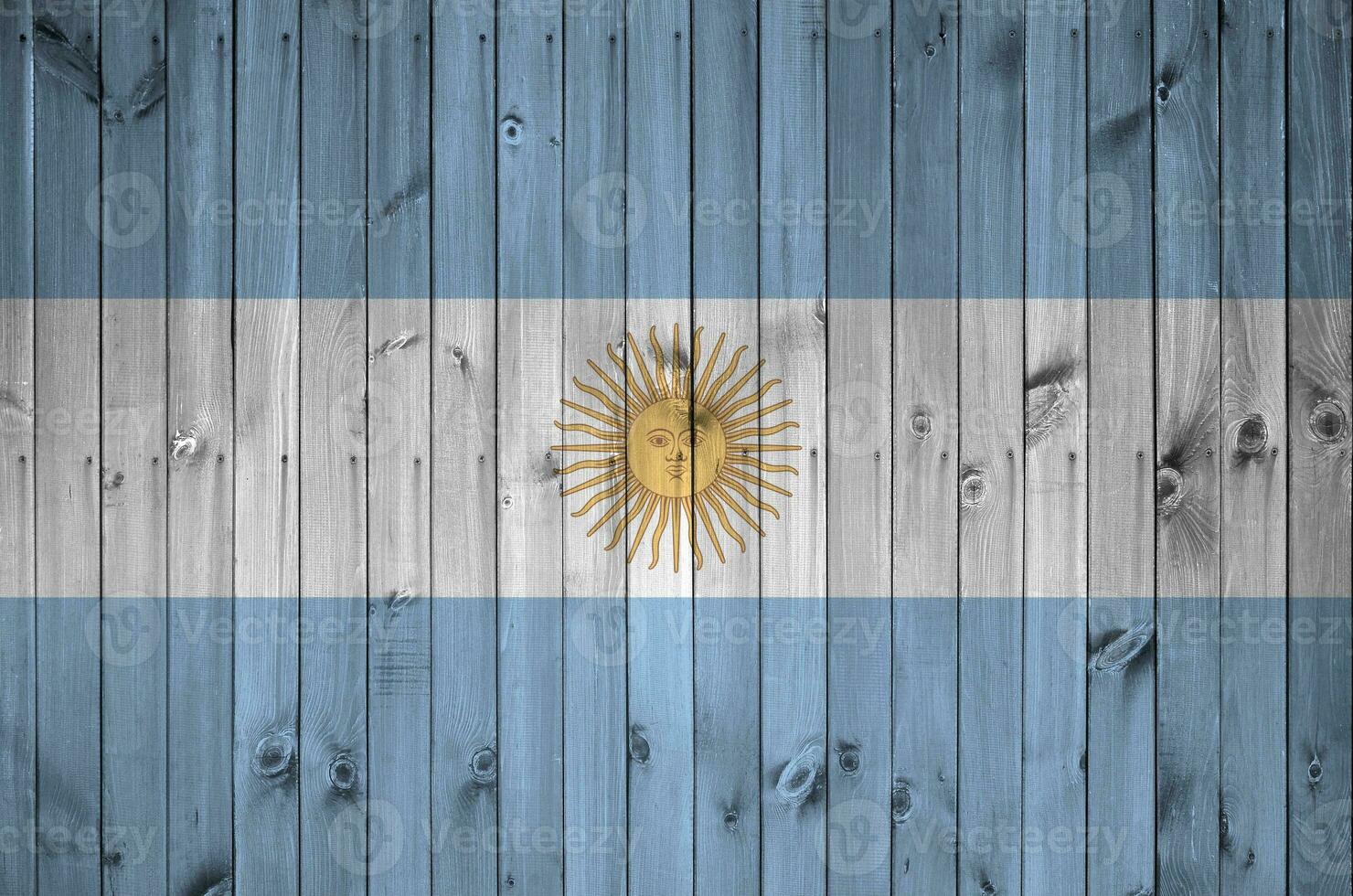 Argentinien Flagge abgebildet im hell Farbe Farben auf alt hölzern Mauer. texturiert Banner auf Rau Hintergrund foto