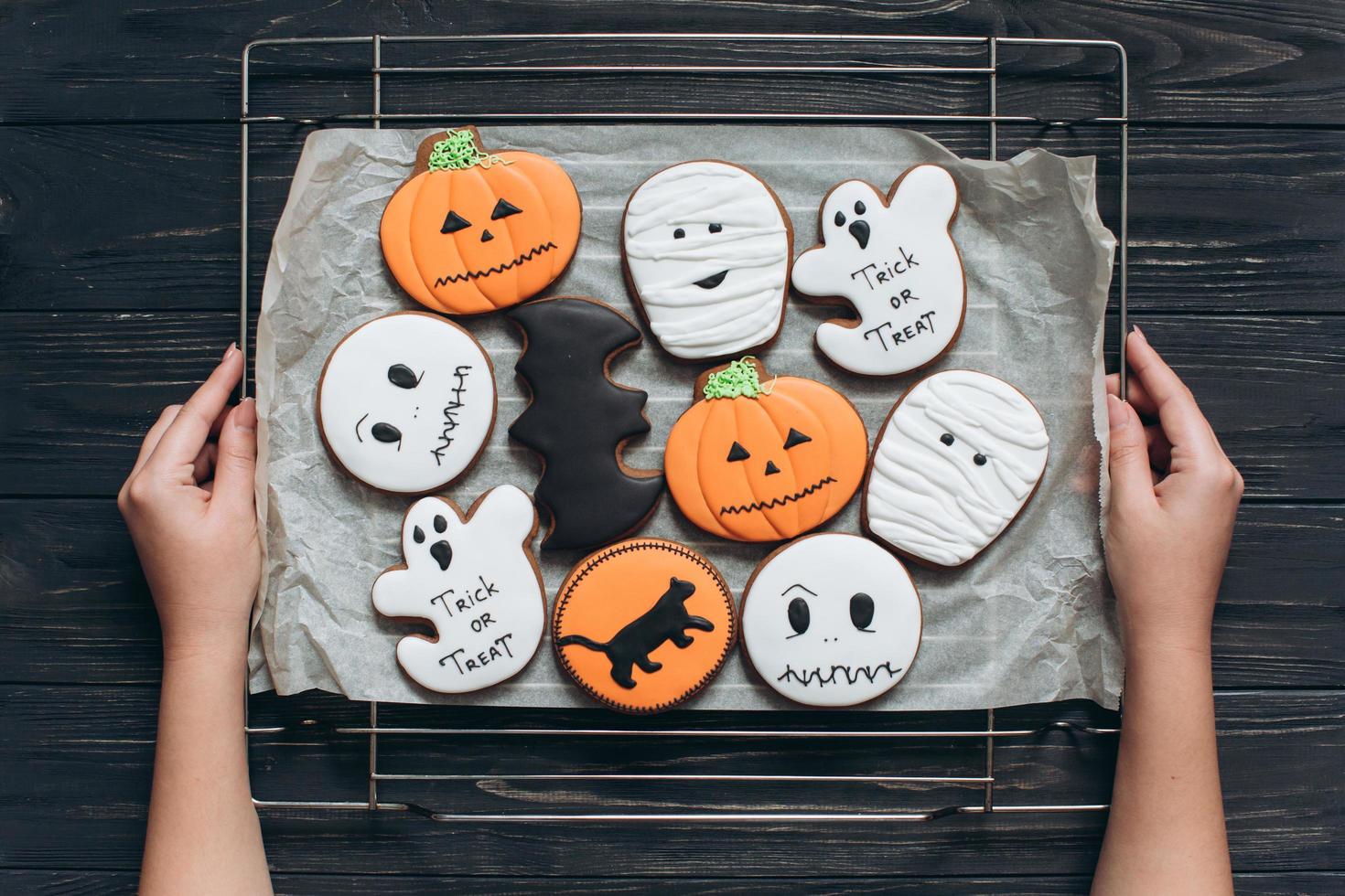 das mädchen kochte lebkuchen für halloween. foto