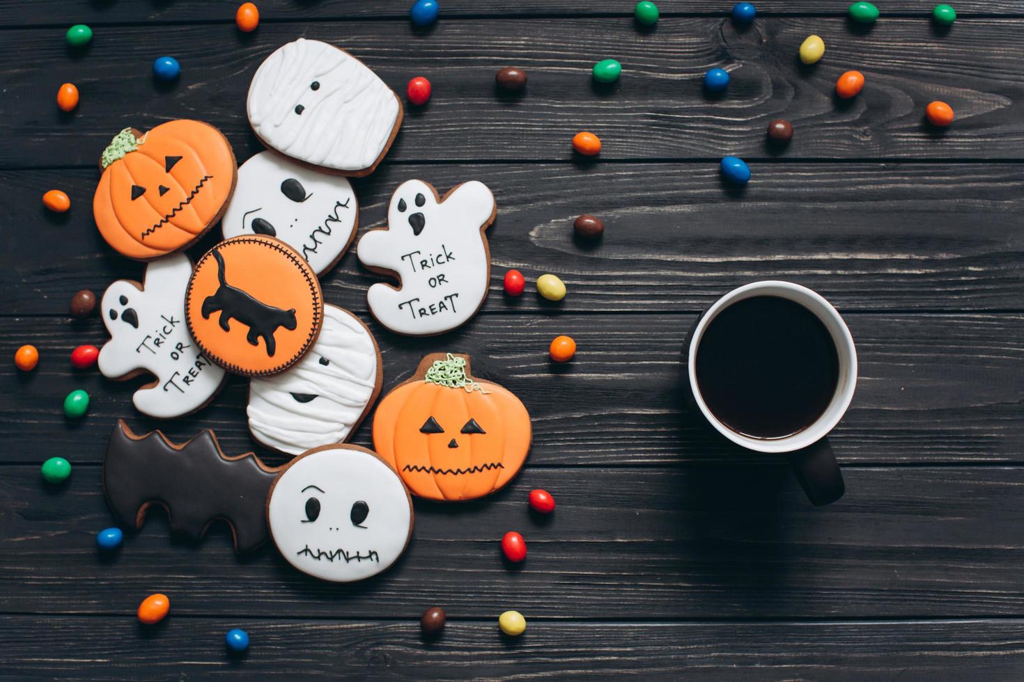 Süßigkeiten und beängstigende Lebkuchen an Halloween. foto