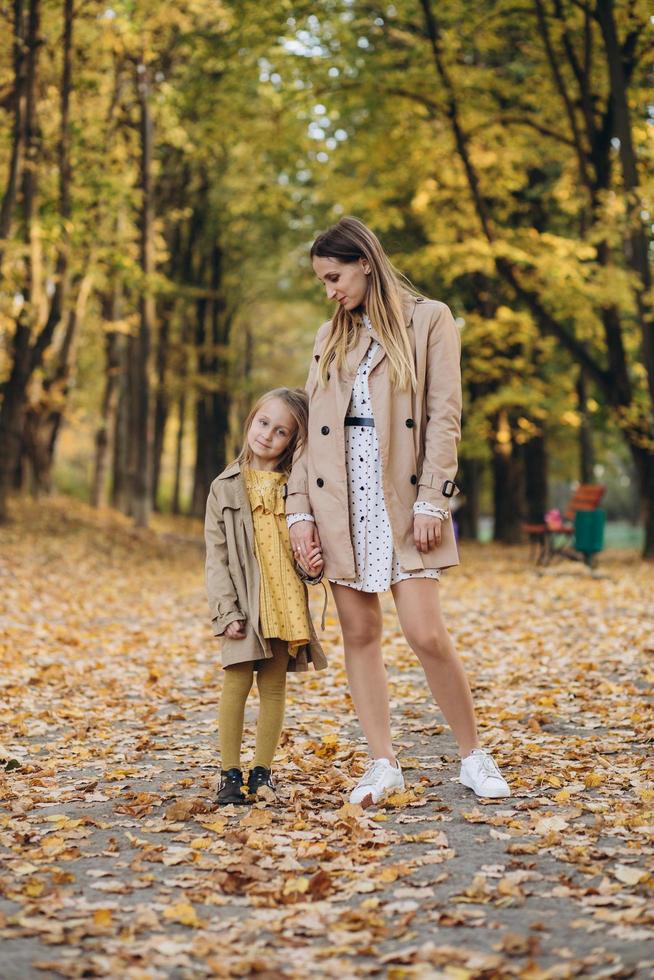 Mutter und Tochter haben Spaß und gehen im Herbstpark spazieren. foto