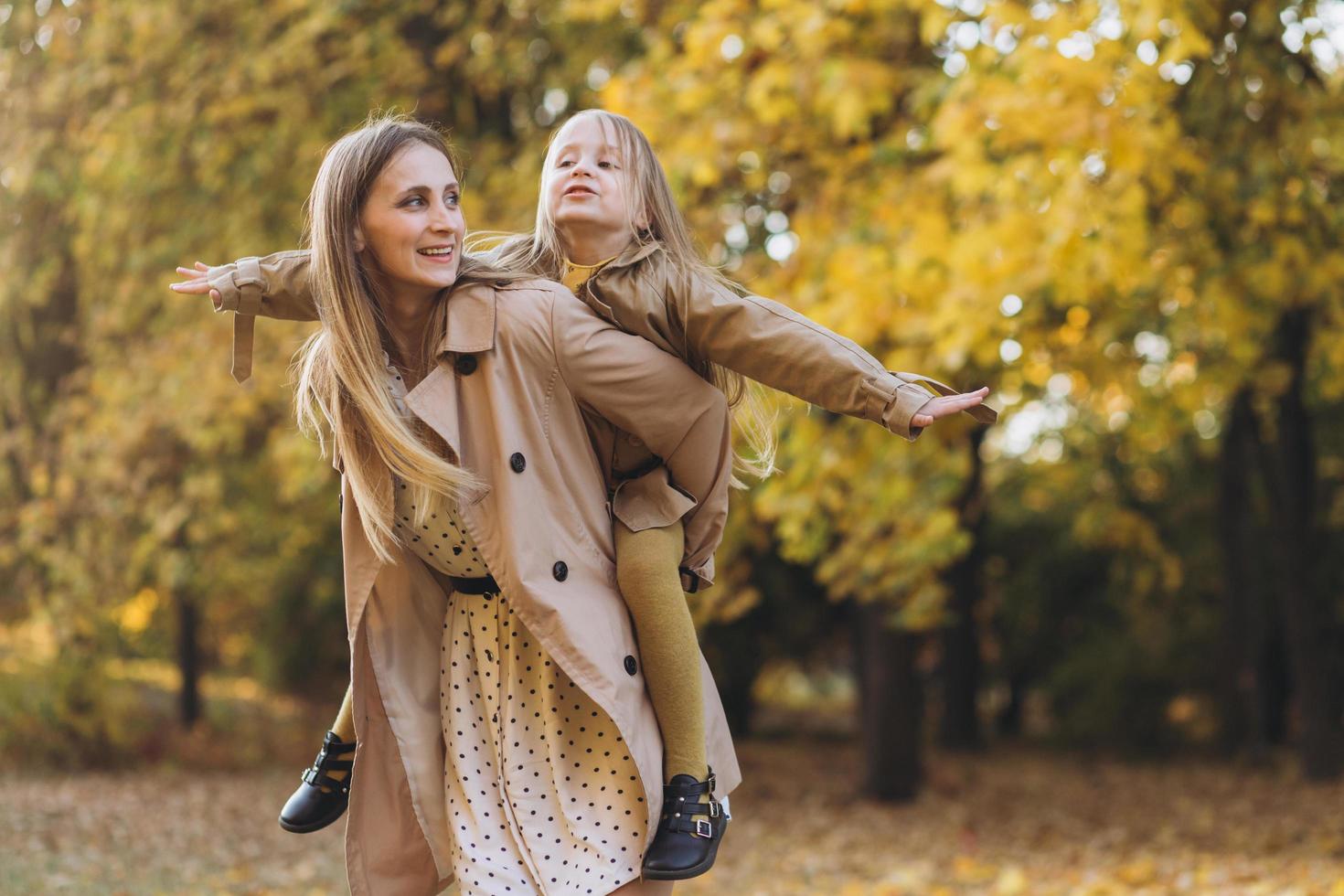 Mutter und Tochter haben Spaß und gehen im Herbstpark spazieren. foto