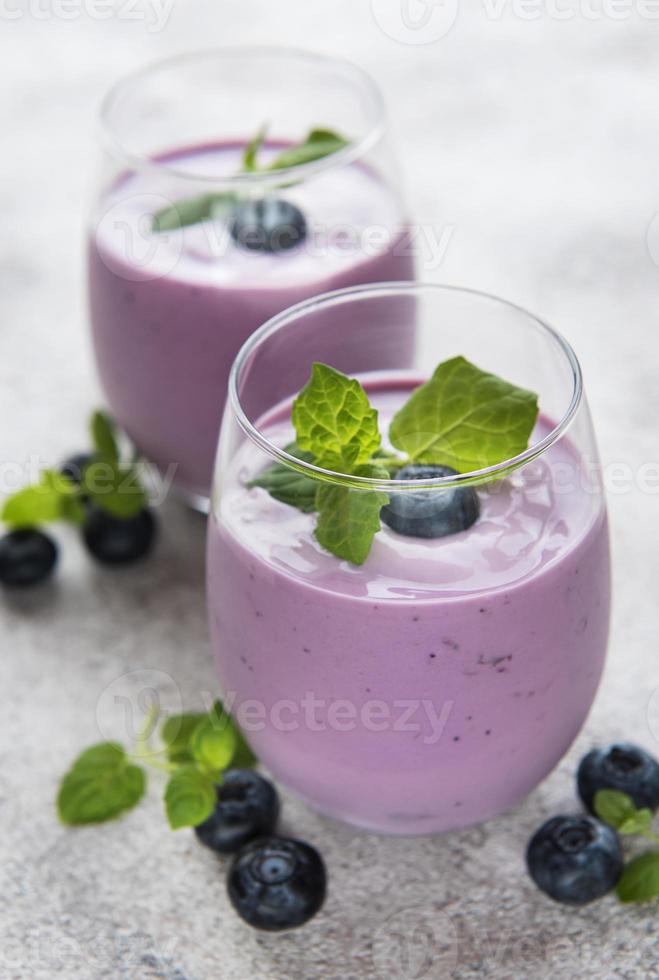 Gläser Blaubeerjoghurt mit Blaubeeren foto